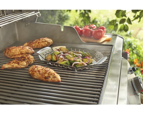 Barbecue met kip en groenten in grillmand