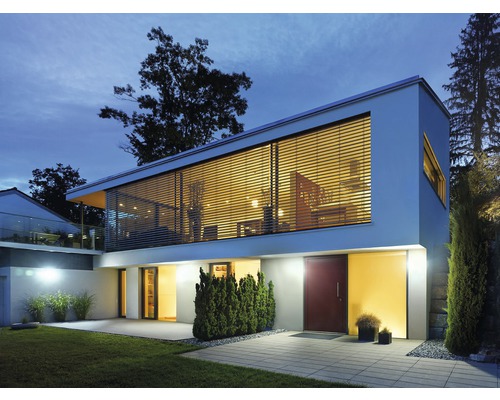 Modern huis met jaloezieën, buitendeur en tuin