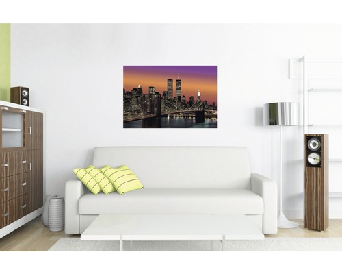 Woonkamer met bank en muurschildering van de skyline van New York bij nacht
