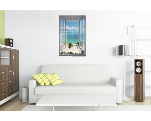Woonkamer met bank, tafel, kast en muurschildering met strandthema