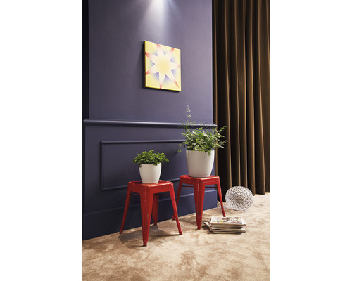 Decoratieve woonkamer met planten in potten op krukken, kunst aan de muur en gordijnen