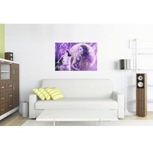 Woonkamer met bank en een muurschildering van een vrouw en een wolf