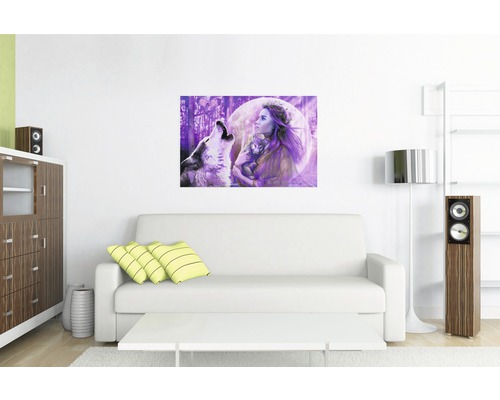 Woonkamer met bank en een muurschildering van een vrouw en een wolf