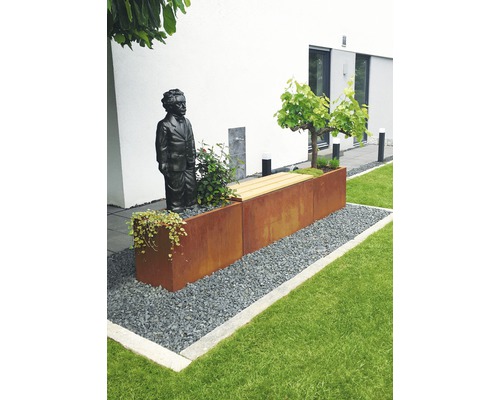 Tuinscene met plantenbakken, zitbank en decoratie