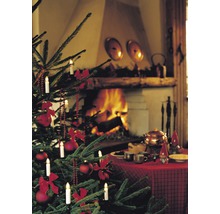 Kerstscène met kerstboom, versieringen, kaarsen en een open haard voor een gezellige sfeer