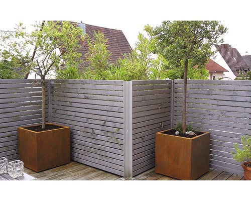 Tuinbeeld met houten schutting en plantenbakken