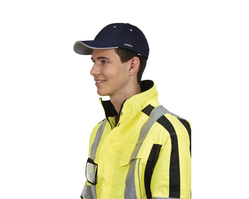 Man draagt een donkerblauwe baseballpet en een gele veiligheidsjas