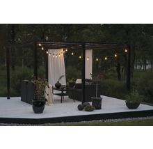Houten terras met tuinhuis, tuinmeubelen en lichtsnoer voor een gezellige sfeer