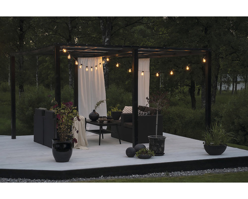 Houten terras met tuinhuis, tuinmeubelen en lichtsnoer voor een gezellige sfeer