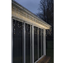 IJspegel-lichtsnoer aan het dak van een huis