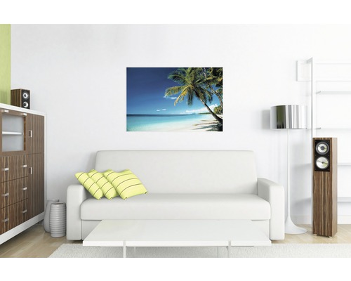 Woonkamer met bank, kast, vloerlamp en muurschildering met strandthema
