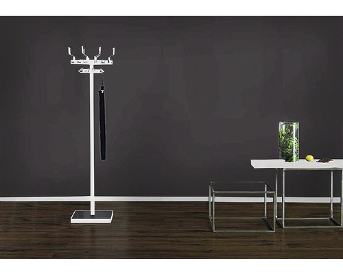 Garderobe met parapluhouder en twee tafels in de kamer.