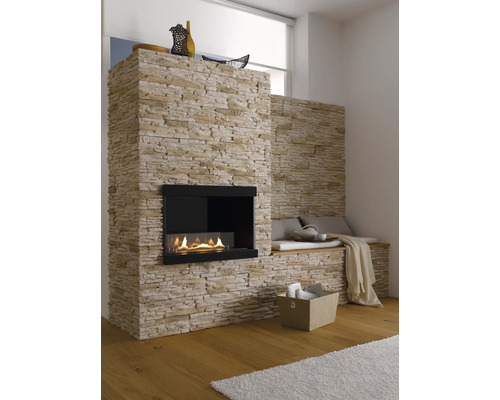 Decoratieve open haard met stenen bekleding en geïntegreerde bio-ethanol brander in een lichte woonkamer.