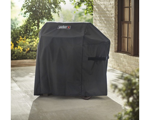 Afgedekte barbecue met Weber logo op een terras