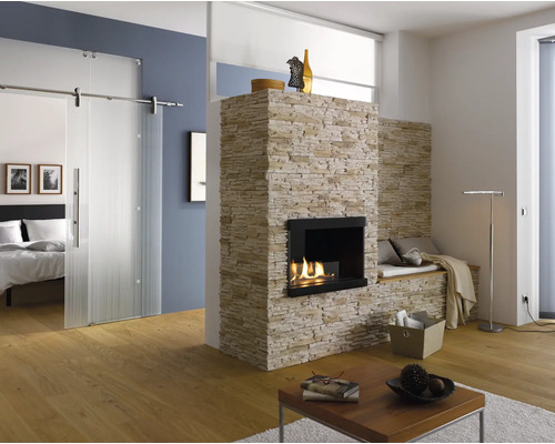 Woonkamer met open haard, glazen schuifdeur en houten vloer