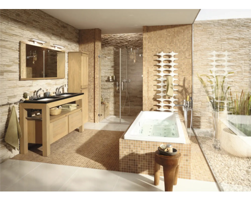 Badkamer met wastafel, bad, douche en mozaïektegels