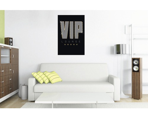 Decoratieve wanddecoratie met het opschrift VIP Lounge in een woonkamer