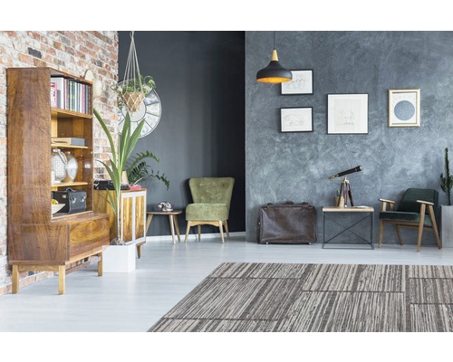 Woonkamer met meubels en tapijttegels