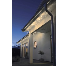 Gevel van een huis met een fonkelende lichtketting ter decoratie