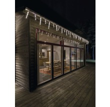 Huis met ijspegelverlichting aan de dakrand