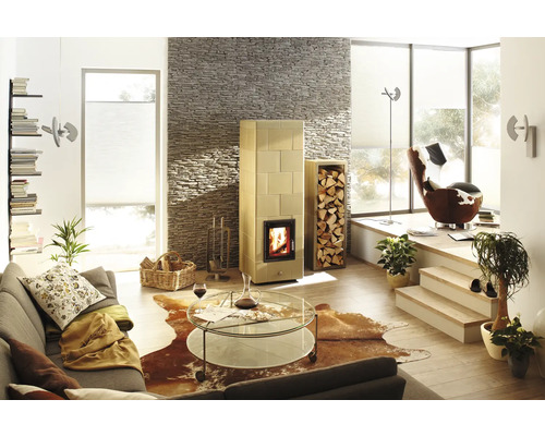 Lichte woonkamer met kachel, bank en salontafel