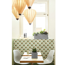 Scene van een lichte ruimte met tafel, stoelen, planten en hanglampen