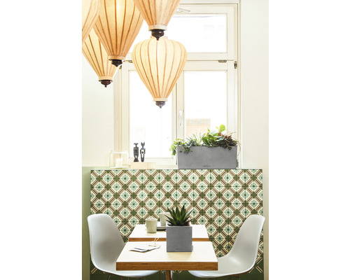 Scene van een lichte ruimte met tafel, stoelen, planten en hanglampen