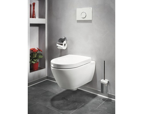 Hangtoilet in een badkamer met toiletpapierhouder, bedieningspaneel en toiletborstel