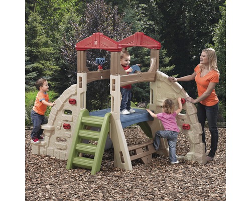 Speeltuin met glijbaan, klimwand en tunnel voor kinderen in de tuin.