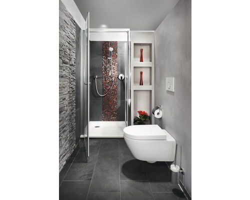 Moderne badkamer met douche, hangtoilet en stenen muur