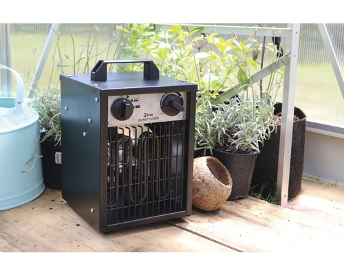 Broeikasverwarming met een vermogen van 2 kilowatt naast planten