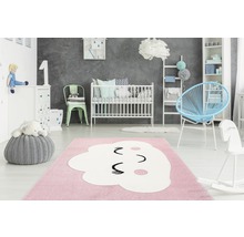 Babykamer met kinderbed, vloerkleed met wolkenmotief en speelgoed