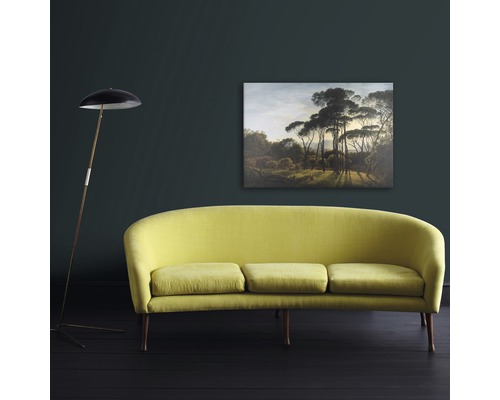 Woonkamer met gele bank, staande lamp en landschapsschilderij