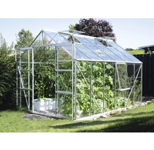Serre met planten in de tuin.