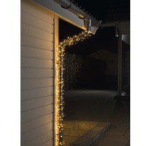 Dakgoot met lichtsnoer voor sfeervolle buitenverlichting.