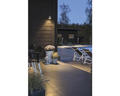 Buitenkant met terras, verlichting en zwembad