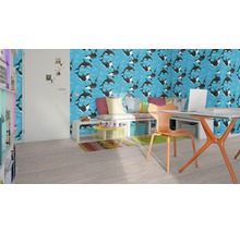 Moderne kamer met behang dat een walvispatroon toont, een bureau met laptop, een stoel en een plank.