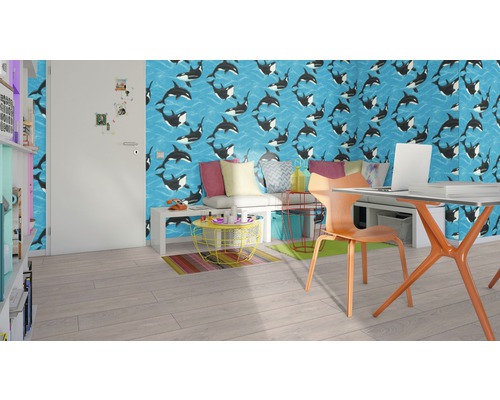 Moderne kamer met behang dat een walvispatroon toont, een bureau met laptop, een stoel en een plank.