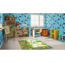 Kinderkamer met walvisbehang, bureau, plank en speelkleed