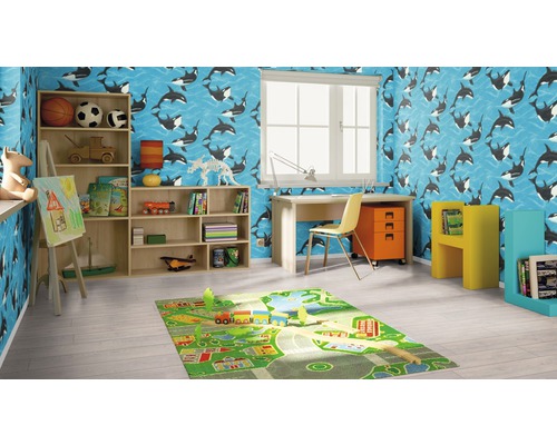 Kinderkamer met walvisbehang, bureau, plank en speelkleed