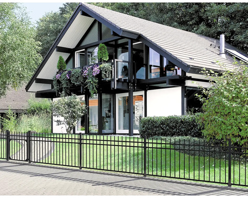 Huis met siertuin en hek