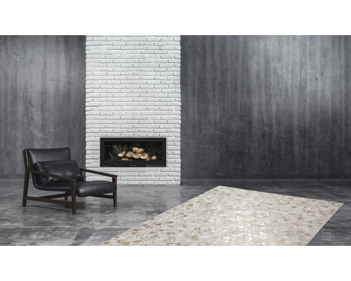 Interieur met fauteuil, open haard en vloerkleed