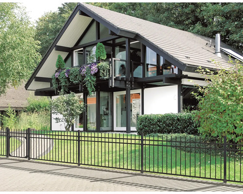 Huis met modern design en een hek in de voortuin