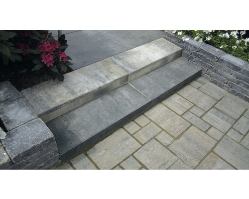 Trap en straatstenen van steen in buitengebied