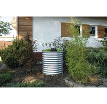Metalen plantenbak in de tuin