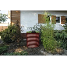 Metalen plantenbak in de tuin met beplanting
