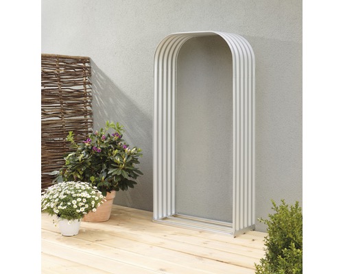 Metalen poortframe op een houten terras met planten