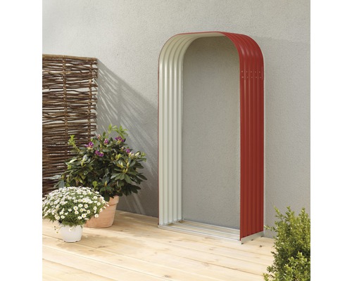 Metalen tuinboog op een houten terras met planten