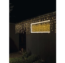 Verlichte LED ijspegelverlichting aan de dakrand van een huis