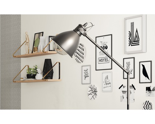 Decoratief interieur met planken, lampen en schilderijen aan de muur